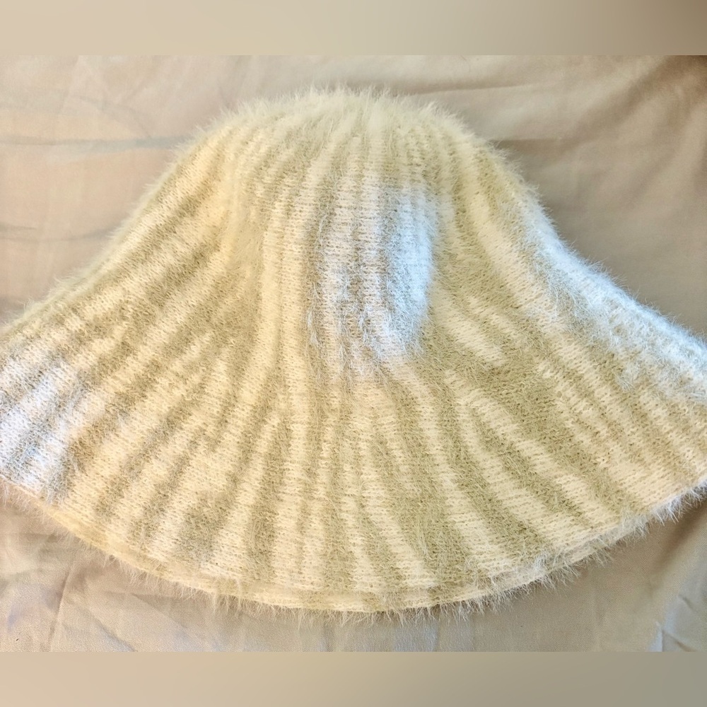 NWT-classic  gray and white Tiger Striped 
Fuzzy Kango bohemian
 bucket hat